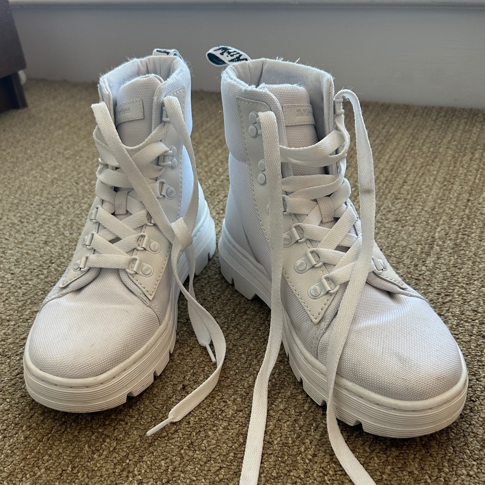 Excellent Condition Dr Martens White Airwalk boots size 8/9